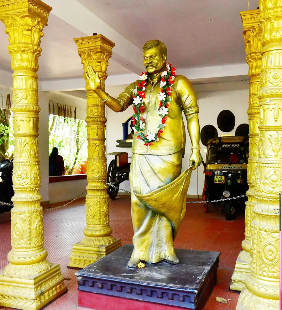 ജന്മനാടായ ചേനത്തുനാട്‌ കലാഗൃഹത്തിലെ കലാഭവൻ മണി പ്രതിമ