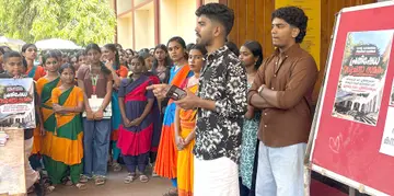 ക്ലാസ് മുറികൾ ഒരുക്കണമെന്ന് ആവശ്യപ്പെട്ട് കലാമണ്ഡലം വിദ്യാർഥി യൂണിയൻ നടത്തിയ പ്രതിഷേധം  യൂണിയൻ സെക്രട്ടറി ആർ അതുൽ ഉദ്ഘാടനം ചെയ്യുന്നു 
