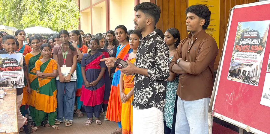 ക്ലാസ് മുറികൾ ഒരുക്കണമെന്ന് ആവശ്യപ്പെട്ട് കലാമണ്ഡലം വിദ്യാർഥി യൂണിയൻ നടത്തിയ പ്രതിഷേധം
യൂണിയൻ സെക്രട്ടറി ആർ അതുൽ ഉദ്ഘാടനം ചെയ്യുന്നു