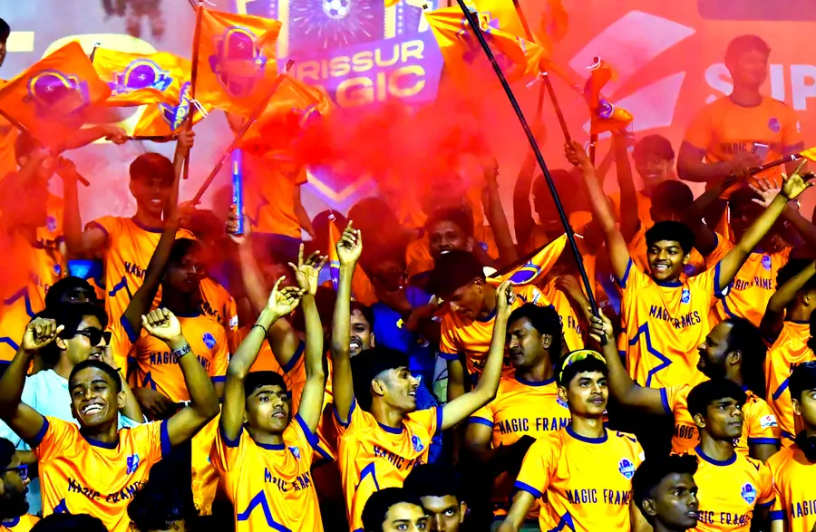 ആവേശപ്പൂരം ..... തൃശൂർ കോർപറേഷൻ സ്റ്റേഡിയത്തിൽ നടന്ന കേരള സൂപ്പർ ലീഗിൽ തൃശൂർ മാജിക് എഫ്സിയും മലപ്പുറം എഫ്സിയും തമ്മിൽ നടന്ന
മത്സരത്തിൽ തൃശൂർ മാജിക് എഫ്സി ഗോൾ നേടിയപ്പോൾ ആരാധകരുടെ ആവേശം