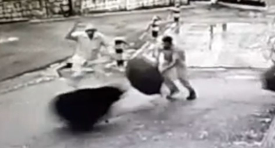 വാല്‍പ്പാറ താഴെപറളി ഇന്‍ഡസ്ട്രിയല്‍ റോഡിന് സമീപം തേയിലത്തോട്ടത്തിലെത്തിയ കരടിയെ തൊഴിലാളി കുടകൊണ്ട് പ്രതിരോധിക്കുന്നു