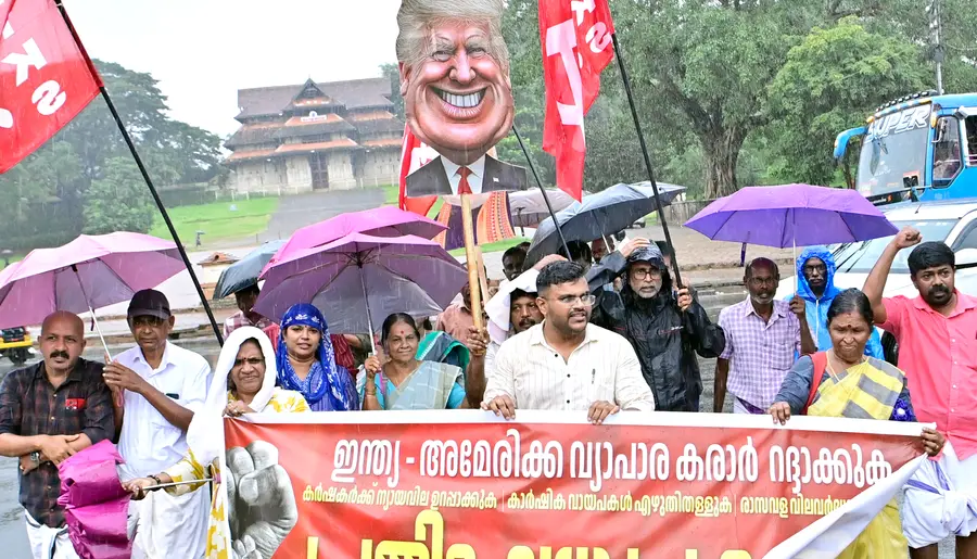 വിവിധ ആവശ്യങ്ങൾ ഉന്നയിച്ച് കർഷകസംഘം നേതൃത്വത്തിൽ തൃശൂർ നഗരത്തിൽ നടത്തിയ പ്രതിഷേധ പ്രകടനം