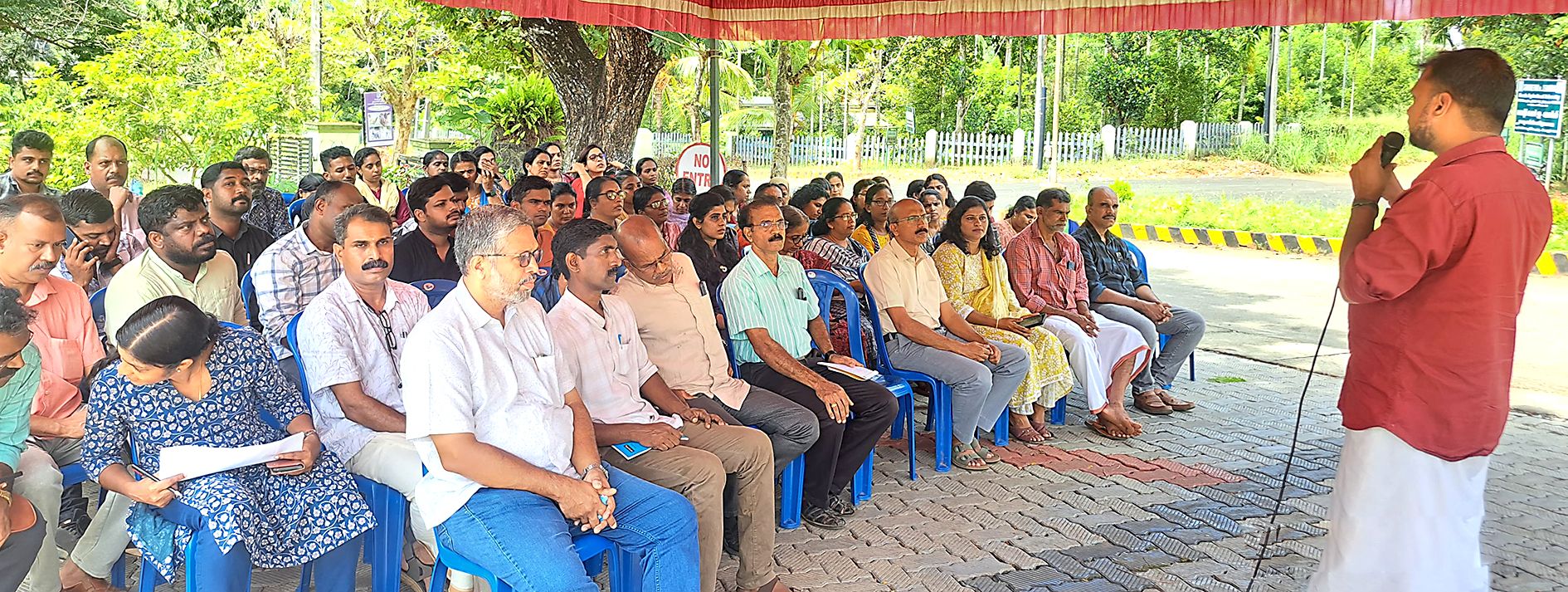 തസ്തികകൾ വെട്ടിക്കുറച്ചതിനെതിരെ കെഎയു എംപ്ലോയീസ് അസോസിയേഷൻ നടത്തിയ ധർണ  ഡിവൈഎഫ്ഐ ജില്ലാ സെക്രട്ടറി  വി പി  ശരത് പ്രസാദ് ഉദ്ഘാടനം ചെയ്യുന്നു