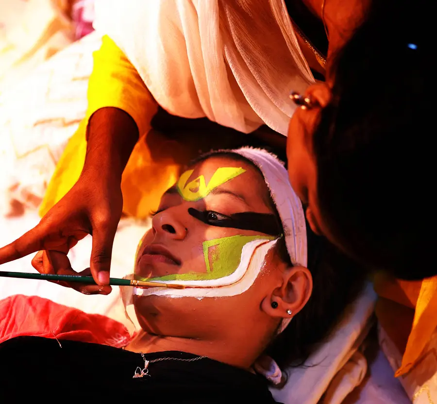 കഥകളി അവതരിപ്പിക്കാൻ  തയ്യാറെടുക്കുന്ന സാബ്രി ചുട്ടിയിൽ ഒരുങ്ങുന്നു