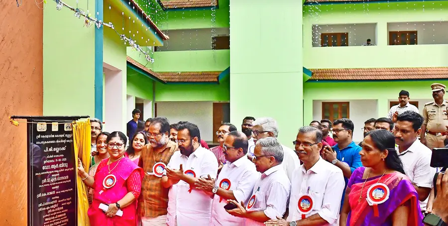 കേരള സർക്കാരിന്റെ പൈതൃക കോളേജ് പദ്ധതിയിൽ തൃശൂർ ശ്രീ കേരളവർമ കോളേജിൽ നിർമിച്ച പി ജി ബ്ലോക്ക് മന്ത്രി ആർ ബിന്ദു ഉദ്‌ഘാടനം ചെയ്യുന്നു.  പ്രിൻസിപ്പൽ ഡോ. കെ ജയനിഷ, പി ബാലചന്ദ്രൻ എംഎൽഎ, മന്ത്രി കെ രാജൻ, കൊച്ചിൻ ദേവസ്വം ബോർഡ് പ്രസിഡന്റ‍്  കെ രവീന്ദ്രൻ, ഗുരുവായൂർ ദേവസ്വം  ബോർഡ് ചെയർമാൻ ഡോ. വി കെ വിജയൻ‍, സി എൻ ജയദേവൻ,  പി കെ ഷാജൻ,  കോളേജ് മാനേജർ പി ബിന്ദു എന്നിവർ സമീപം 