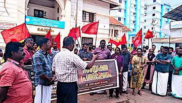 ജില്ലാ മെഡിക്കൽ ഓഫീസിന് മുന്നിൽ സംഘടിപ്പിച്ച പ്രതിഷേധ പ്രകടനം കെജിഒഎ സംസ്ഥാന സെക്രട്ടറി സി കെ ഷിബു ഉദ്ഘാടനംചെയ്യുന്നു