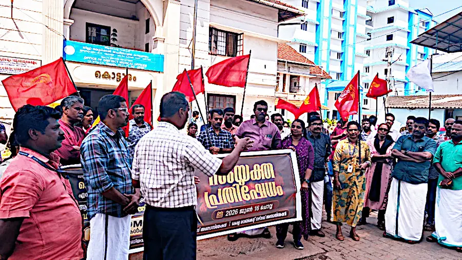 ജില്ലാ മെഡിക്കൽ ഓഫീസിന് മുന്നിൽ സംഘടിപ്പിച്ച പ്രതിഷേധ പ്രകടനം കെജിഒഎ സംസ്ഥാന സെക്രട്ടറി സി കെ ഷിബു ഉദ്ഘാടനംചെയ്യുന്നു