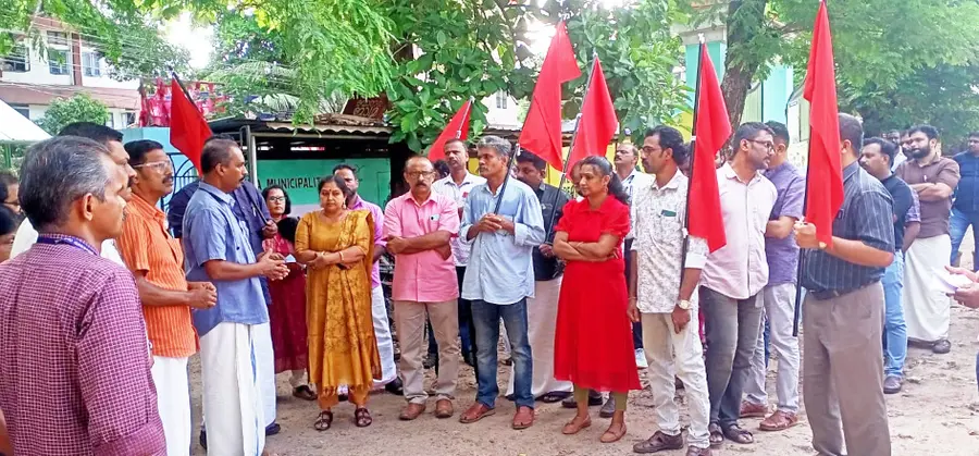 അന്യായമായ സ്ഥലംമാറ്റത്തിനെതിരെ വിദ്യാഭ്യാസ ഡെപ്യൂട്ടി ഡയറക്ടർ ഓഫീസിന് മുന്നിൽ സംഘടിപ്പിച്ച യോഗം
കെജിഒഎ സംസ്ഥാന സെക്രട്ടറി സി കെ ഷിബു ഉദ്ഘാടനംചെയ്യുന്നു