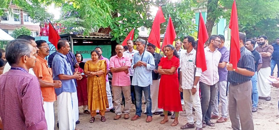 അന്യായമായ സ്ഥലംമാറ്റത്തിനെതിരെ വിദ്യാഭ്യാസ ഡെപ്യൂട്ടി ഡയറക്‌ടർ ഓഫീസിന്‌ മുന്നിൽ സംഘടിപ്പിച്ച യോഗം  കെജിഒഎ സംസ്ഥാന സെക്രട്ടറി സി കെ ഷിബു ഉദ്ഘാടനംചെയ്യുന്നു