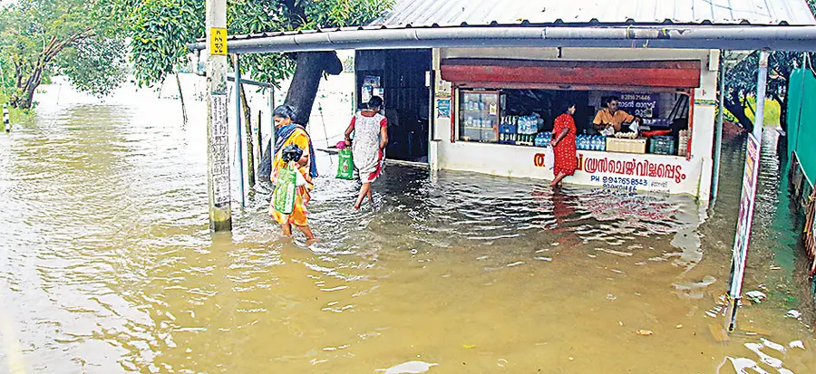 വെള്ളക്കെട്ടിലായ കിടങ്ങറ -മുട്ടാർ റോഡരികിലെ കടയിൽനിന്ന്
സാധനങ്ങൾ വാങ്ങുന്നവർ