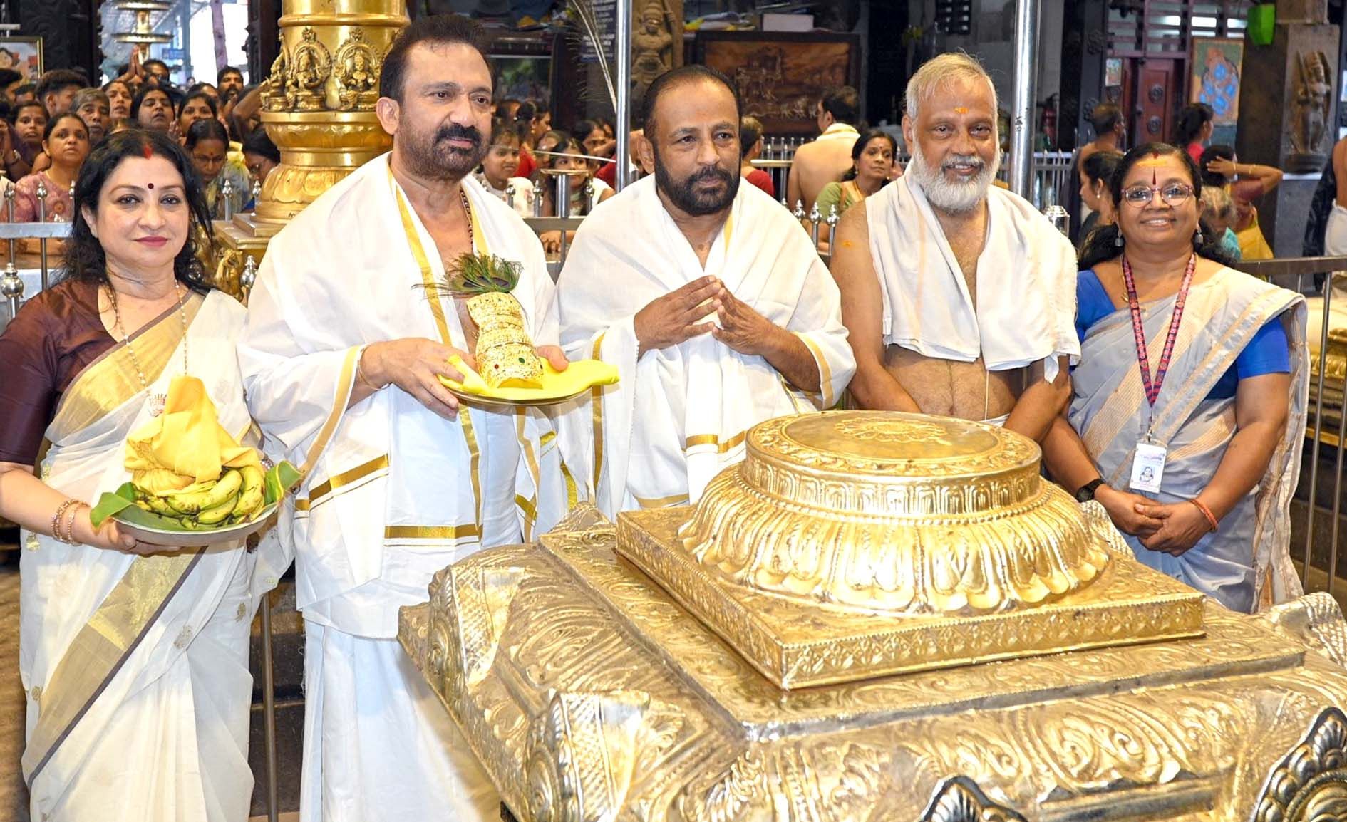 ഗുരുവായൂര്‍ ക്ഷേത്രത്തില്‍ ഗോപു നന്തിലത്ത് സ്വര്‍ണ കിരീടം സമര്‍പ്പിക്കുന്നു