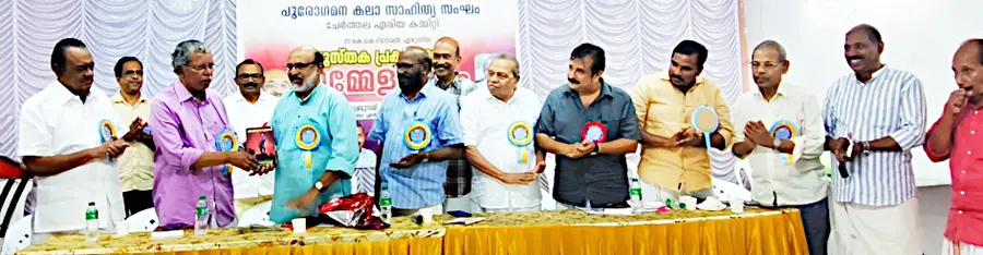 മുതിർന്ന സിപിഐ എം–ട്രേഡ് യൂണിയൻ നേതാവ് കെ കെ ദിനേശന്റെ ഒർമക്കുറിപ്പുകൾ സിപിഐ എം കേന്ദ്രക്കമ്മിറ്റിയംഗം ടി എം തോമസ് ഐസക് സംസ്ഥാന കമ്മിറ്റിയംഗം എസ് ശർമയ്ക്ക് നൽകി പ്രകാശിപ്പിക്കുന്നു