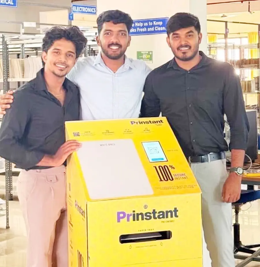 പ്രിന്റർ കിയോസ്കുമായി അജി ഫ്രാന്സിസ്, രഞ്ജിത് സുകുമാരന്, അമല്നാഥ് റാം എന്നിവര്