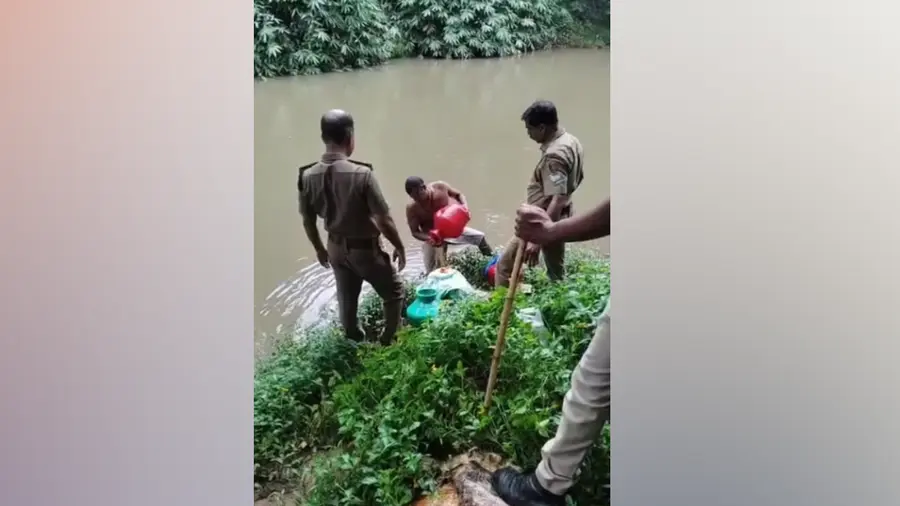 കരമനയാറിൽ വെള്ളത്തിൽ താഴ്ത്തിയ നിലയിൽ കണ്ടെത്തിയ കോട എക്സൈസ് സംഘം കണ്ടെത്തിയപ്പോൾ