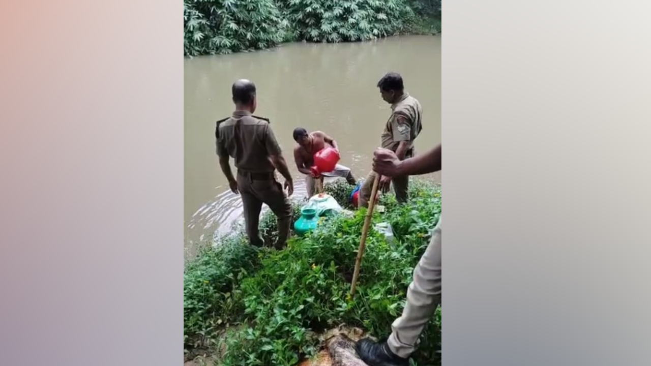  കരമനയാറിൽ വെള്ളത്തിൽ താഴ്ത്തിയ നിലയിൽ കണ്ടെത്തിയ കോട എക്സൈസ് സംഘം കണ്ടെത്തിയപ്പോൾ