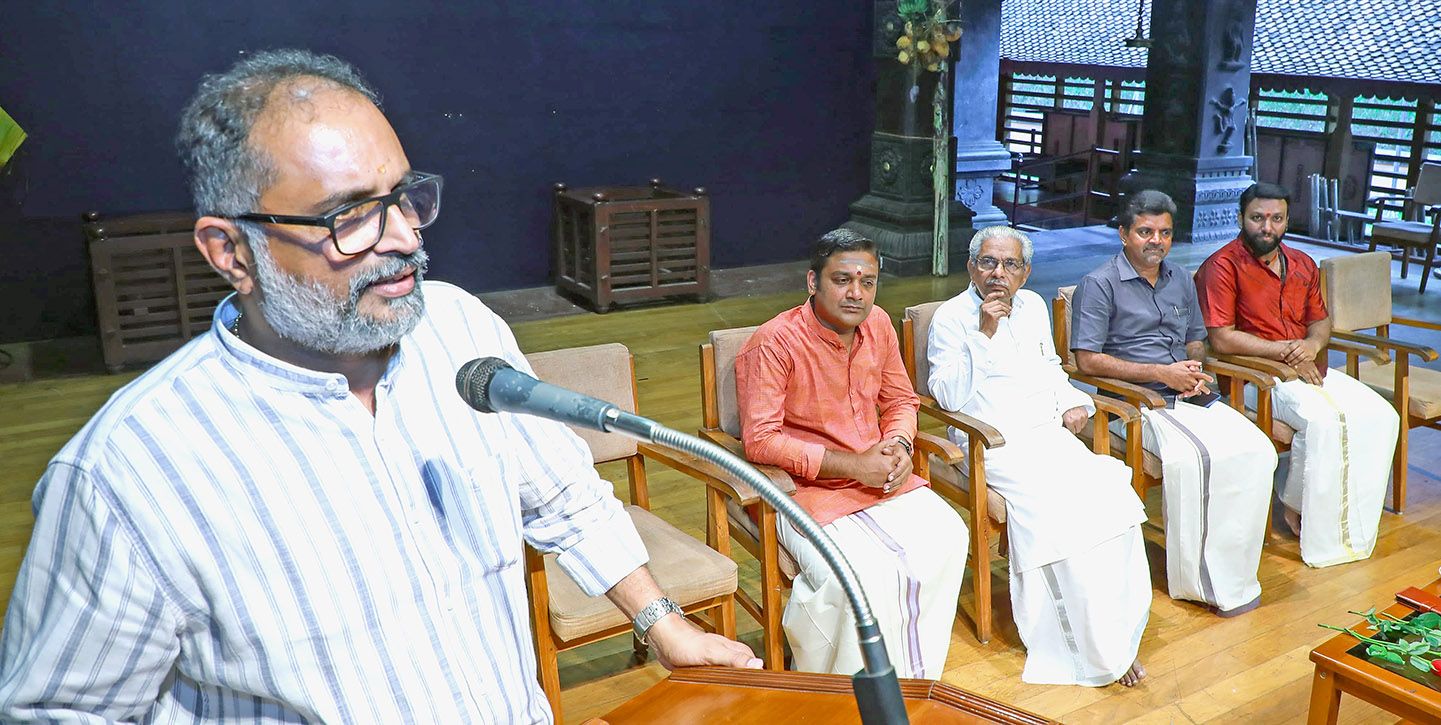 കേരള കലാമണ്ഡലം കൂടിയാട്ട വിഭാഗം അന്തർദേശീയ കൂടിയാട്ട മഹോത്സവത്തിന്റെ സമാപന സമ്മേളനം  മലയാളം സർവകലാശാല വൈസ് ചാൻസലർ സി ആർ പ്രസാദ് ഉദ്ഘാടനം ചെയ്യുന്നു