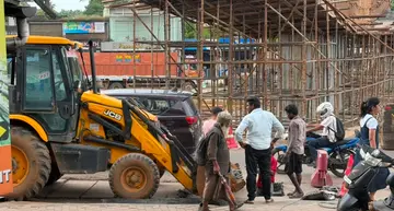 കൊരട്ടി ജങ്ഷനില്‍ കാനക്ക് മുകളിലെ തകര്‍ന്ന സ്ലാബ് മാറ്റുന്നു