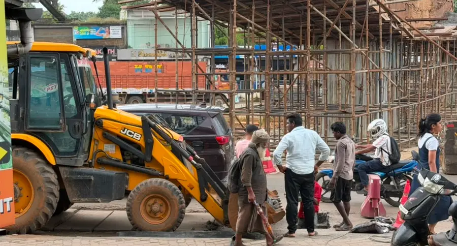 കൊരട്ടി ജങ്ഷനില് കാനക്ക് മുകളിലെ തകര്ന്ന സ്ലാബ് മാറ്റുന്നു
