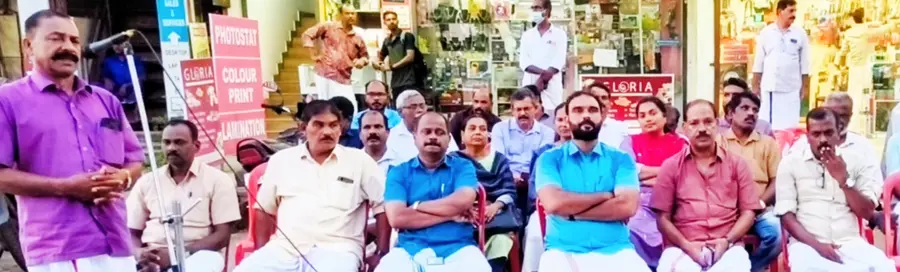 സനീഷ്കുമാര് ജോസഫ് എംഎല്എ രാജിവയ്ക്കണമെന്നാവശ്യപ്പെട്ട് കൊരട്ടിയില് നടത്തിയ ധര്ണ
സിപിഐ എം ഏരിയ കമ്മിറ്റിയംഗം കെ പി തോമസ് ഉദ്ഘാടനം ചെയ്യുന്നു