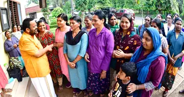 എൽഡിഎഫ് ഒല്ലൂർ മണ്ഡലം സ്ഥാനാർഥി കെ രാജൻ വെള്ളാനിക്കര കാർഷിക  സർവകലാശാലയിലെ ഫാം  തൊഴിലാളികളോട് വോട്ടഭ്യർഥിക്കുന്നു