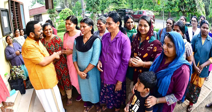 എൽഡിഎഫ് ഒല്ലൂർ മണ്ഡലം സ്ഥാനാർഥി കെ രാജൻ വെള്ളാനിക്കര കാർഷിക  സർവകലാശാലയിലെ ഫാം  തൊഴിലാളികളോട് വോട്ടഭ്യർഥിക്കുന്നു