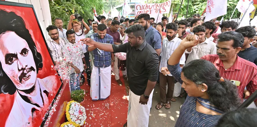കെ ആർ തോമസ് അനുസ്മരണ ദിനത്തിൽ കണിമംഗലം വലിയാലുക്കലിൽ ഒരുക്കിയ രക്തസാക്ഷി സ്‌മൃതി മണ്ഡപത്തിൽ എസ്‌എഫ്‌ഐ, ഡിവൈഎഫ്‌ഐ പ്രവർത്തകർ പുഷ്പാർച്ചന നടത്തുന്നു 