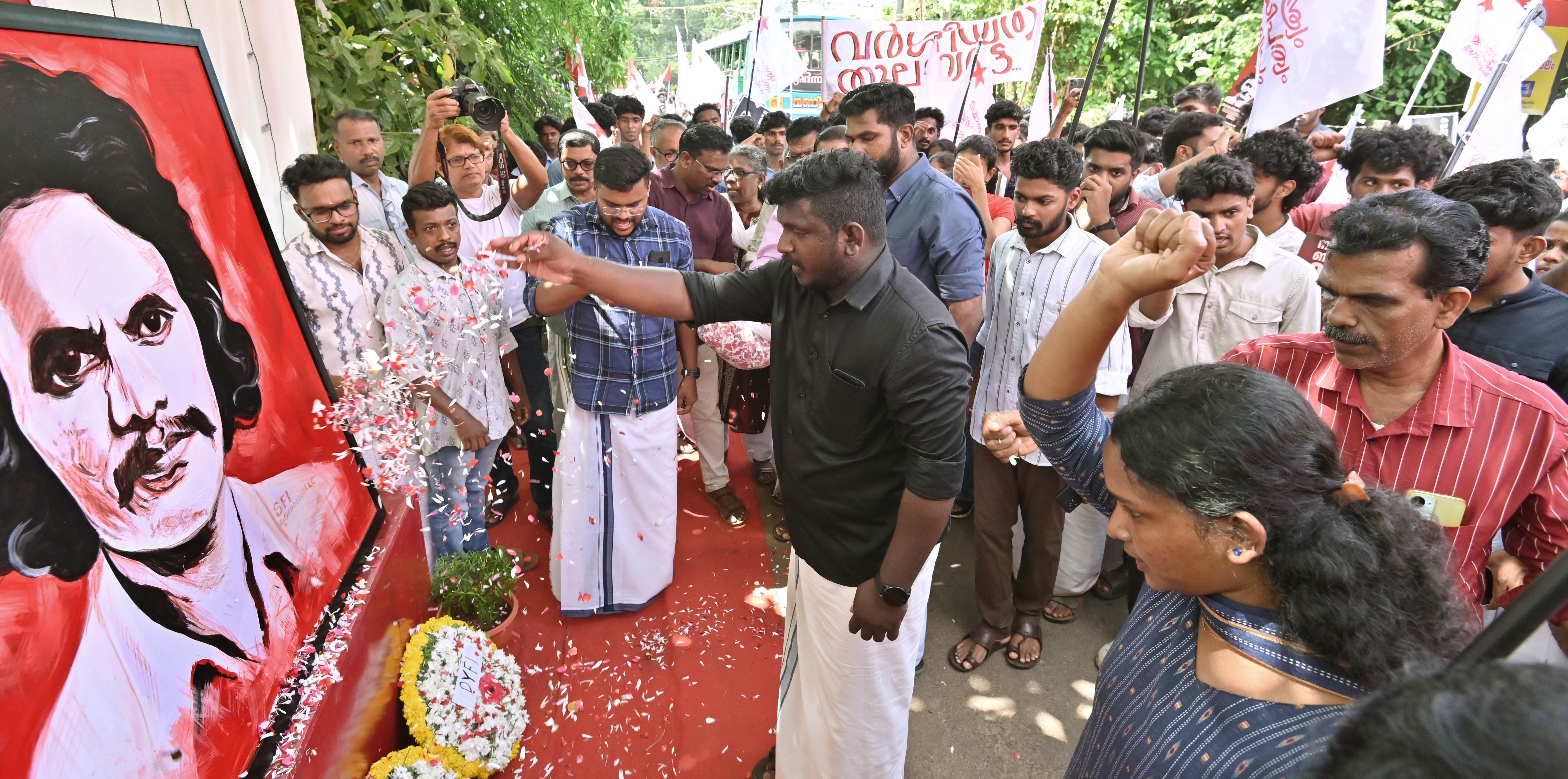 കെ ആർ തോമസ് അനുസ്മരണ ദിനത്തിൽ കണിമംഗലം വലിയാലുക്കലിൽ ഒരുക്കിയ രക്തസാക്ഷി സ്‌മൃതി മണ്ഡപത്തിൽ എസ്‌എഫ്‌ഐ, ഡിവൈഎഫ്‌ഐ പ്രവർത്തകർ പുഷ്പാർച്ചന നടത്തുന്നു 