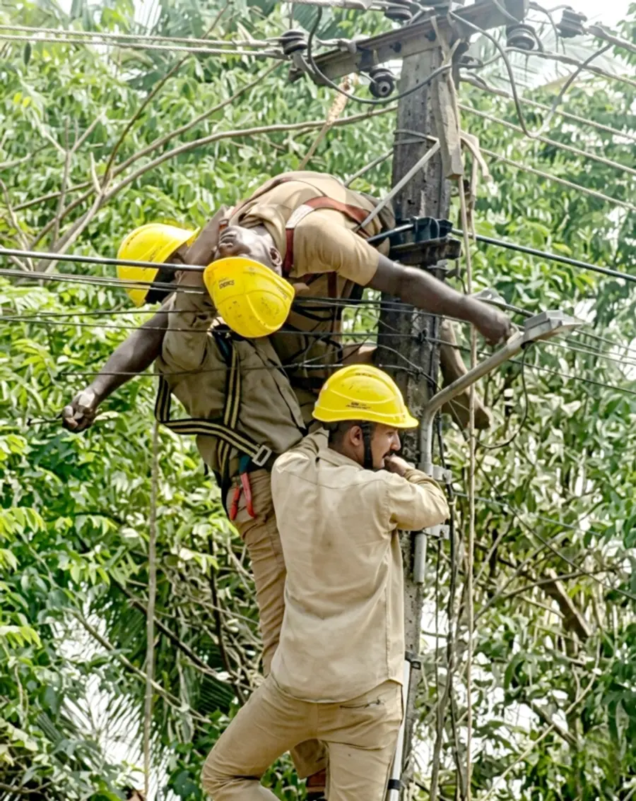 കല്ലേക്കാട് കിഴക്കഞ്ചേരിക്കാവ് പരിസരത്ത് ജോലിക്കിടെ ദേഹാസ്വാസ്ഥ്യമുണ്ടായ കെഎസ്ഇബി തൊഴിലാളിയെ സഹപ്രവർത്തകർ താഴെയിറക്കുന്നു