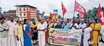 കെഎസ്‌കെടിയു കരുവാറ്റ തെക്ക് മേഖലാ കമ്മിറ്റി സംഘടിപ്പിച്ച സമരം ജില്ലാ സെക്രട്ടറി എം സത്യപാലൻ ഉദ്‌ഘാടനംചെയ്യുന്നു