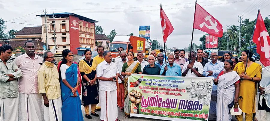 കെഎസ്കെടിയു കരുവാറ്റ തെക്ക് മേഖലാ കമ്മിറ്റി സംഘടിപ്പിച്ച സമരം ജില്ലാ സെക്രട്ടറി എം സത്യപാലൻ ഉദ്ഘാടനംചെയ്യുന്നു