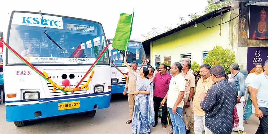 കായംകുളത്തുനിന്ന് ആരംഭിച്ച പുതിയ കെഎസ്ആർടിസി സർവീസുകൾ യു പ്രതിഭ എംഎൽഎ ഫ്ലാഗ് ഓഫ് ചെയ്യുന്നു