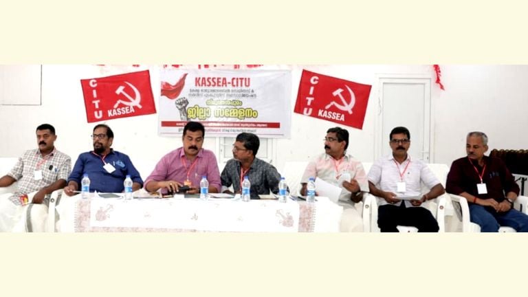 കേരള ഓട്ടോമൊബൈൽ സെയിൽസ്‌ ആൻഡ്‌ സർവീസ്‌ എംപ്ലോയീസ്‌ അസോ. ജില്ലാ സമ്മേളന ഉദ്ഘാടനവേദിയിൽനിന്ന്