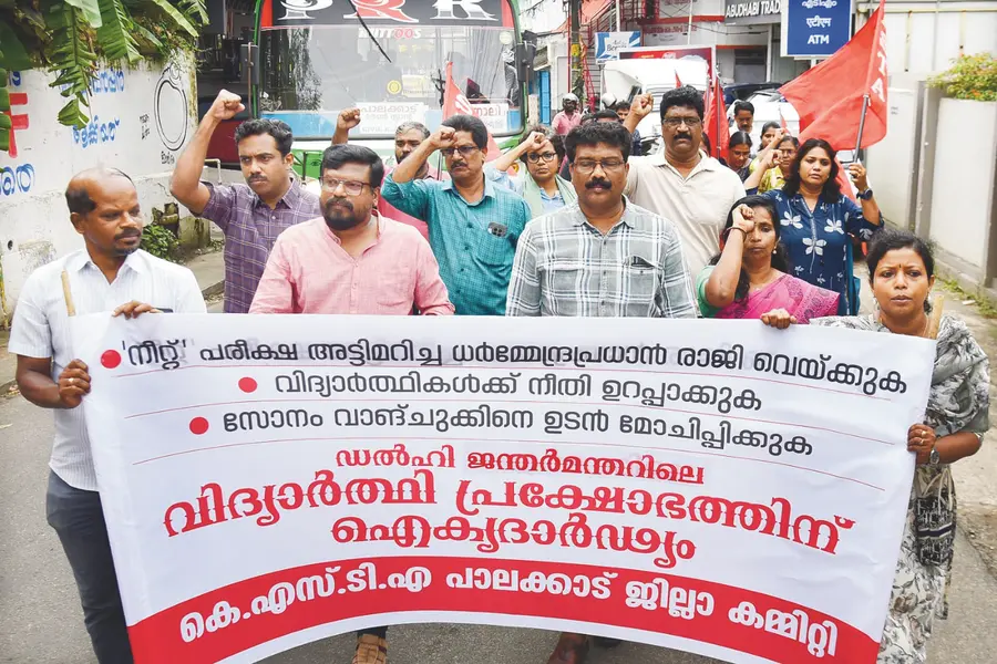 കേന്ദ്രമന്ത്രി രാജിവയ്-ക്കണമെന്നാവശ്യപ്പെട്ട് കെഎസ്ടിഎ നേതൃത്വത്തിൽ പാലക്കാട് നഗരത്തിൽ നടത്തിയ പ്രതിഷേധ പ്രകടനം