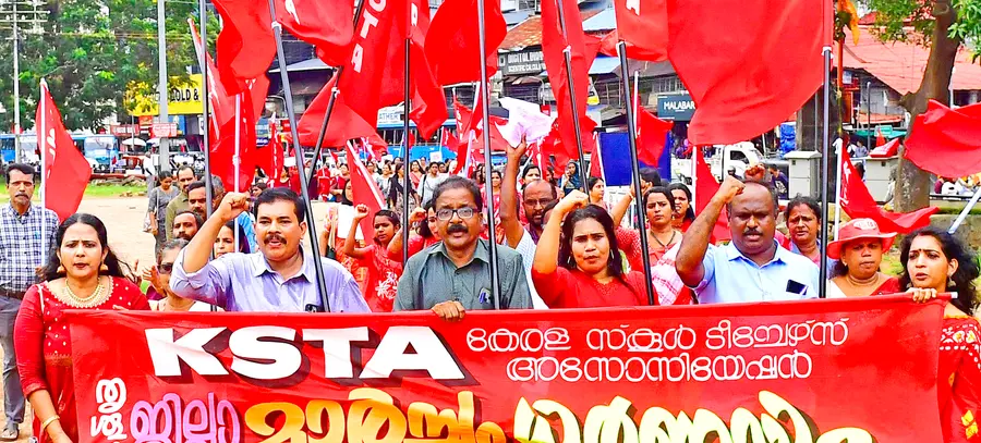 കെഎസ്ടിഎ ജില്ലാ കമ്മിറ്റി നേതൃത്വത്തിൽ തൃശൂർ നഗരത്തിൽ നടത്തിയ മാർച്ച്
