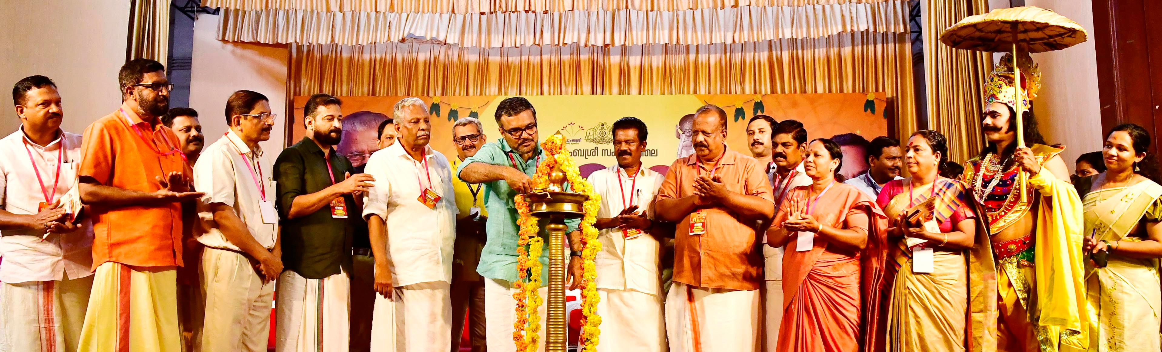 തൃശൂർ ടൗൺഹാളിൽ കുടുംബശ്രീ സംസ്ഥാന തല ഓണം വിപണന മേള മന്ത്രി എം ബി രാജേഷ്  ഉദ്‌ഘാടനം ചെയ്യുന്നു.  എംഎൽഎ മാരായ സേവ്യർ ചിറ്റിലപ്പിള്ളി, എ സി മൊയ്‌തീൻ, കെ രാധാകൃഷ്ണൻ എംപി,--  ഇ ടി ടൈസൺ എംഎൽഎ തുടങ്ങിയവർ സമീപം 