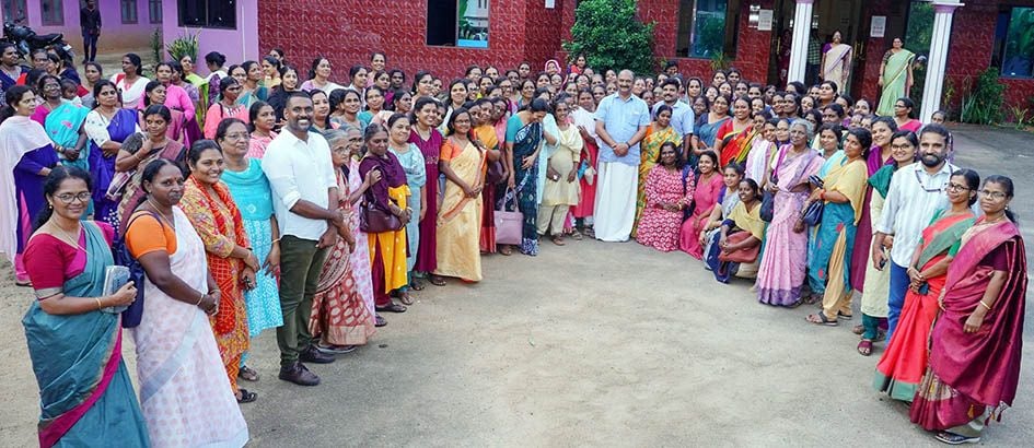 കുടുംബശ്രീ എഡിഎസ് പ്രതിമാസ ഗ്രാന്റ് പ്രഖ്യാപിച്ചതിലുള്ള  സന്തോഷം  ധനമന്ത്രി കെ എൻ ബാലഗോപാലുമായി  പങ്കിടുന്ന കൊട്ടാരക്കര മേഖലയിലെ എഡിഎസ് ഭാരവാഹികൾ 