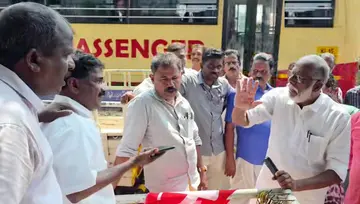 സാവകാശം അനുവദിക്കാതെ കടകൾ പൊളിച്ചുനീക്കാനുള്ള ശ്രമം തടയുന്നു 