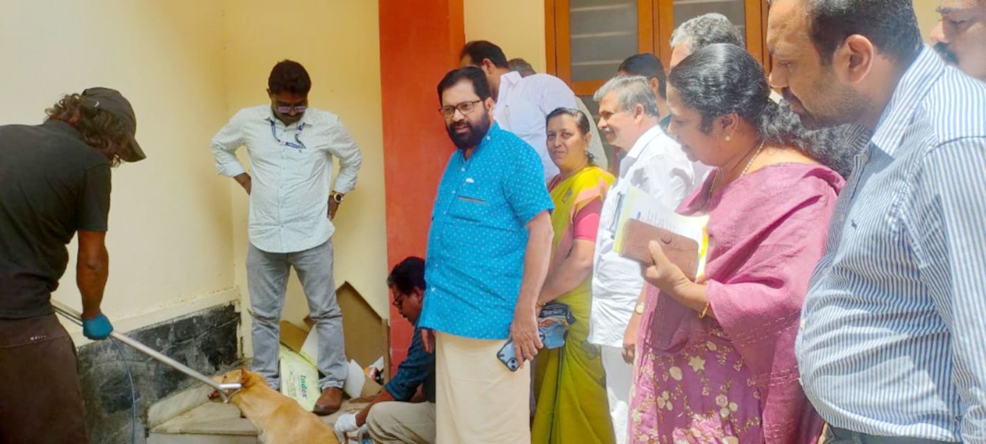 തെരുവു നായ്ക്കളിലും പൂച്ചകളിലും പേവിഷബാധ നിയന്ത്രിക്കുന്നതിന് നടത്തുന്ന പ്രതിരോധ കുത്തിവയ്‌പ്പിന്റെ  ജില്ലാതല ഉദ്ഘാടനം ജില്ലാ പഞ്ചായത്ത് പ്രസിഡന്റ് പി കെ ഗോപൻ നിർവഹിക്കുന്നു