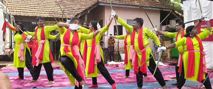 എൻജിഒ യൂണിയൻ ജില്ലാ കലാജാഥാംഗങ്ങൾ ചേർത്തല താലൂക്ക്‌ ഓഫീസിന്‌ സമീപം പരിപാടി അവതരിപ്പിക്കുന്നു