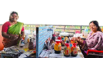 യാശോദയും രമയും മുണ്ടൂർ ഐആർടിസിയിൽ ജോലിക്കിടെ