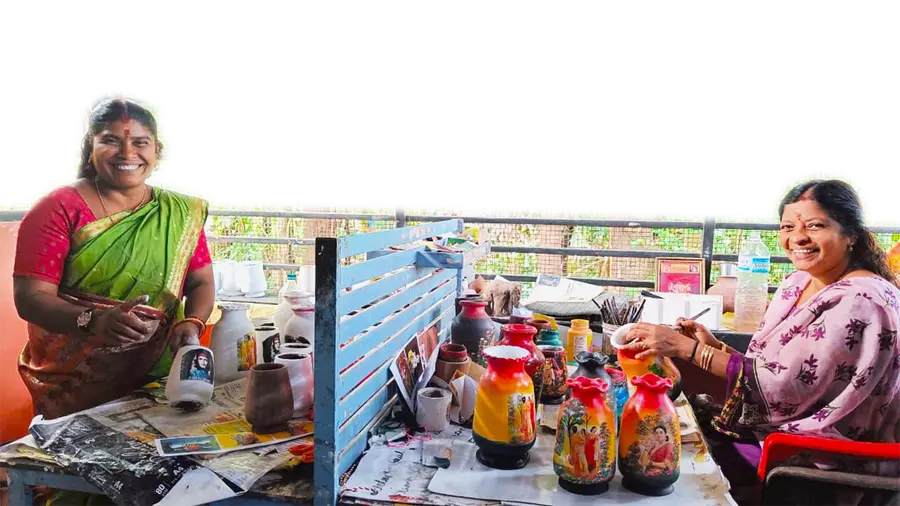 യാശോദയും രമയും മുണ്ടൂർ ഐആർടിസിയിൽ ജോലിക്കിടെ