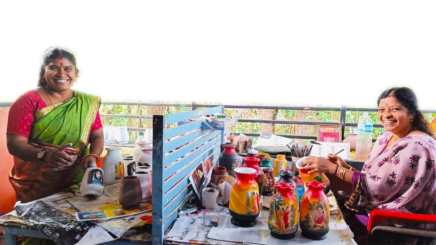യാശോദയും രമയും മുണ്ടൂർ ഐആർടിസിയിൽ ജോലിക്കിടെ