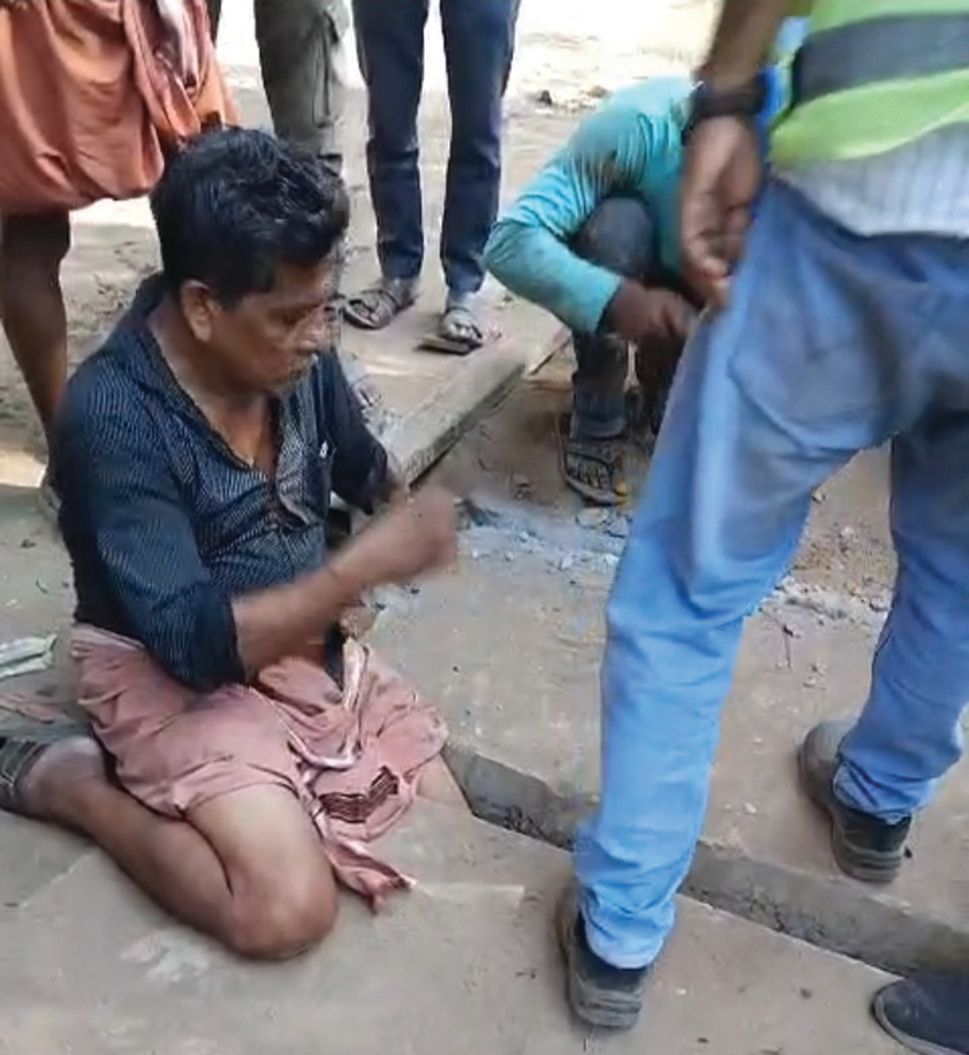 കാനയുടെ മൂടിക്കിടയിൽ കാൽ കുരുങ്ങിയ ബൈജു