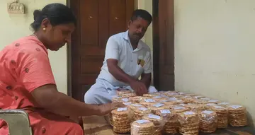 കരിപ്പോട് തറയിലെ അനന്തനാരായണനും ഭാര്യ ശാന്തിയും  അരിമുറുക്ക് പായ്ക്ക് ചെയ്യുന്നു