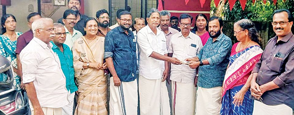 കർഷക സംഘം സംസ്ഥാന സമ്മേളന ഫണ്ട്‌  മാരാരിക്കുളം ഏരിയ സെക്രട്ടറി എ എം ഹനീഫിൽനിന്ന്‌ സ്വാഗതസംഘം  ജനറൽ കൺവീനർ സി  ശ്രീകുമാർ ഉണ്ണിത്താൻ ഏറ്റുവാങ്ങുന്നു 