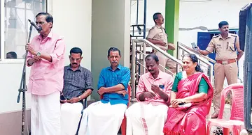 പുളിങ്കുന്ന് വില്ലേജ് ഓഫീസ് പടിക്കൽ സംഘടിപ്പിച്ച ധർണ കെഎസ്കെടിയു ജില്ലാ ജോയിന്റ് സെക്രട്ടറി
എൻ പി വിൻസെന്റ് ഉദ്ഘാടനംചെയ്യുന്നു