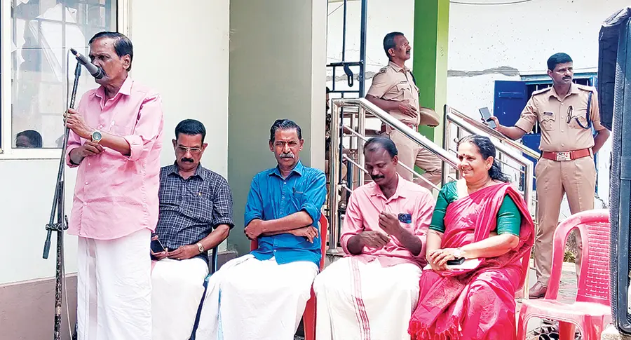 പുളിങ്കുന്ന് വില്ലേജ് ഓഫീസ് പടിക്കൽ സംഘടിപ്പിച്ച ധർണ കെഎസ്കെടിയു ജില്ലാ ജോയിന്റ് സെക്രട്ടറി
എൻ പി വിൻസെന്റ് ഉദ്ഘാടനംചെയ്യുന്നു