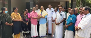 കർഷകസംഘം സംസ്ഥാന സമ്മേളന ഫണ്ട് ശേഖരണത്തിന്റെ കാർത്തികപ്പള്ളി ഏരിയതല ഉദ്ഘാടനം മുതിര്ന്ന
കർഷകൻ എൻ രാധാകൃഷ്ണപിള്ളയ്ക്ക് വഞ്ചിപ്പെട്ടി നൽകി സംസ്ഥാന കമ്മിറ്റിയംഗം കെ വിജയകുമാർ നടത്തുന്നു