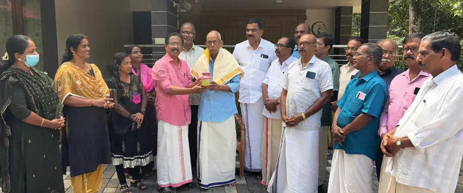 കർഷകസംഘം സംസ്ഥാന സമ്മേളന ഫണ്ട് ശേഖരണത്തിന്റെ കാർത്തികപ്പള്ളി ഏരിയതല ഉദ്ഘാടനം മുതിര്ന്ന
കർഷകൻ എൻ രാധാകൃഷ്ണപിള്ളയ്ക്ക് വഞ്ചിപ്പെട്ടി നൽകി സംസ്ഥാന കമ്മിറ്റിയംഗം കെ വിജയകുമാർ നടത്തുന്നു