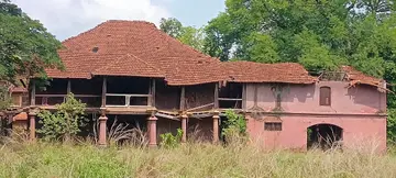 കവളപ്പാറ കൊട്ടാരത്തിന്റെ ഭാഗമായി അവശേഷിക്കുന്ന മാളിക ചുവട് കെട്ടിടം